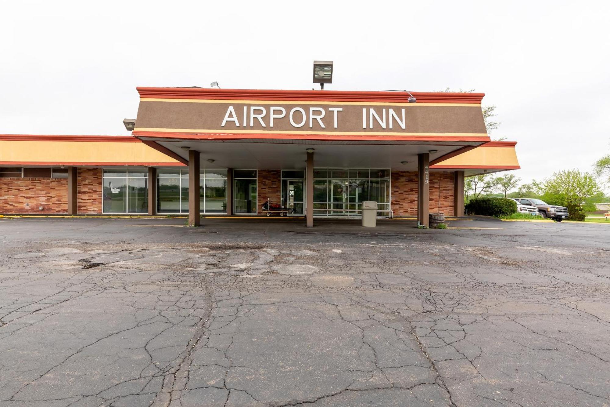 Oyo Hotel At Chicago Rockford International Airport, Il エクステリア 写真